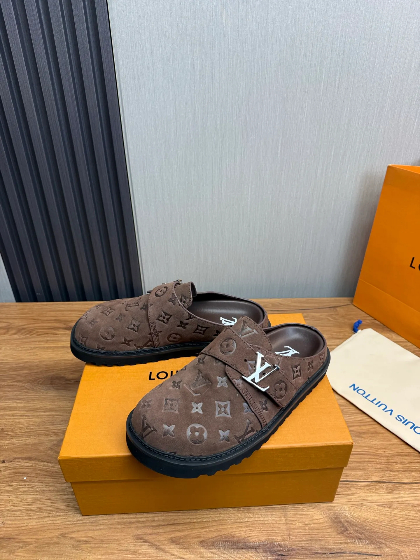 Men's men's shoes 460💰 Lv. Popular couple slippers hot sale🩷💚 🩴Official website one to one production 35-45 sizes 45 46 🉑️Customized!